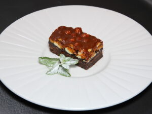Брауни с карамелью и фундуком